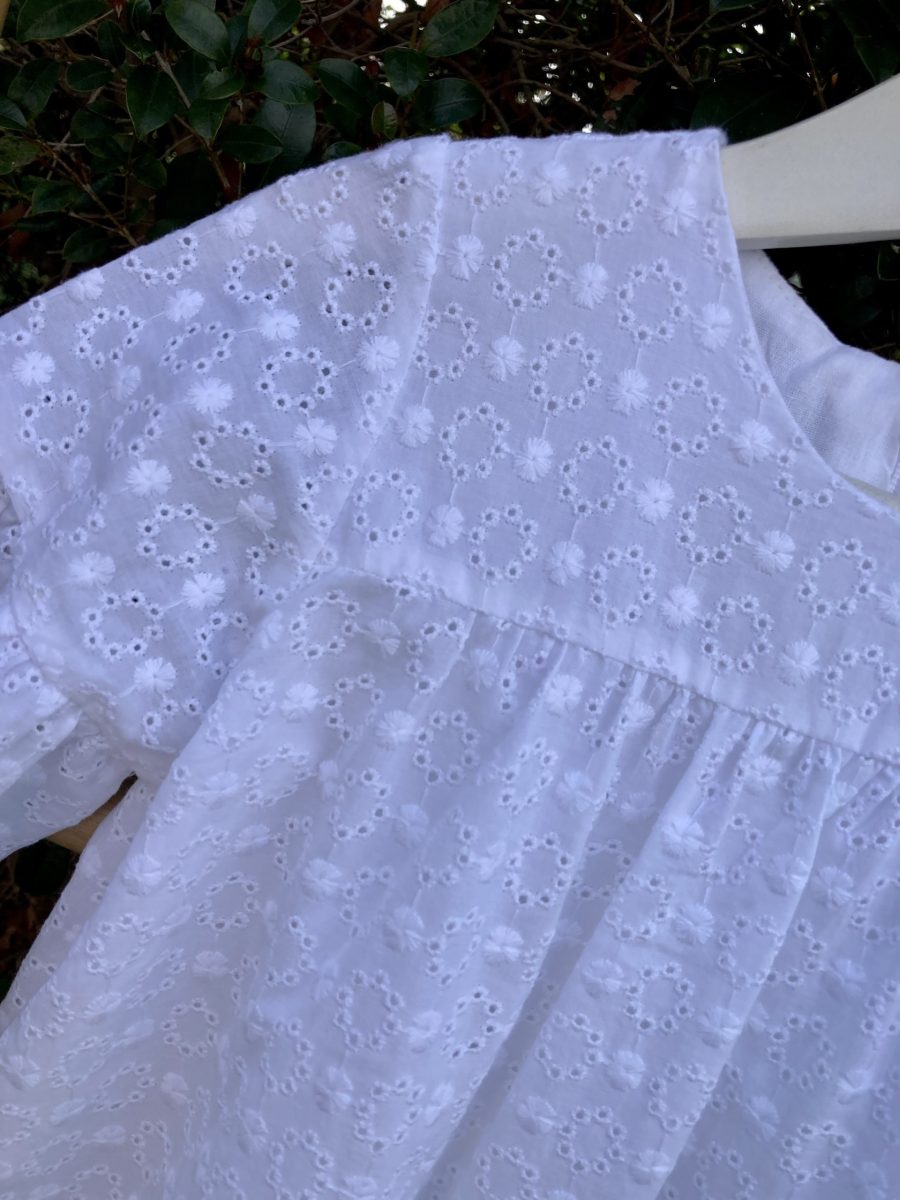Vestido perforado blanco - Imagen 2